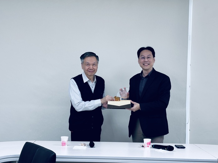 教務長頒發獎盃圖片