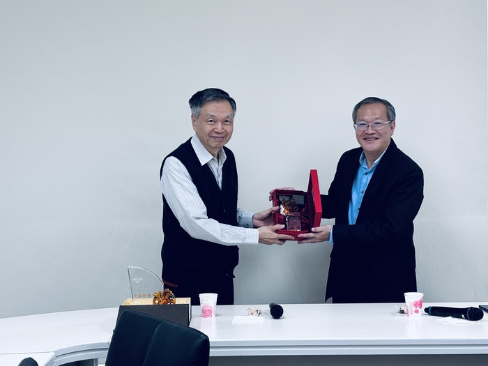 印度中心方天賜主任頒發獎盃圖片